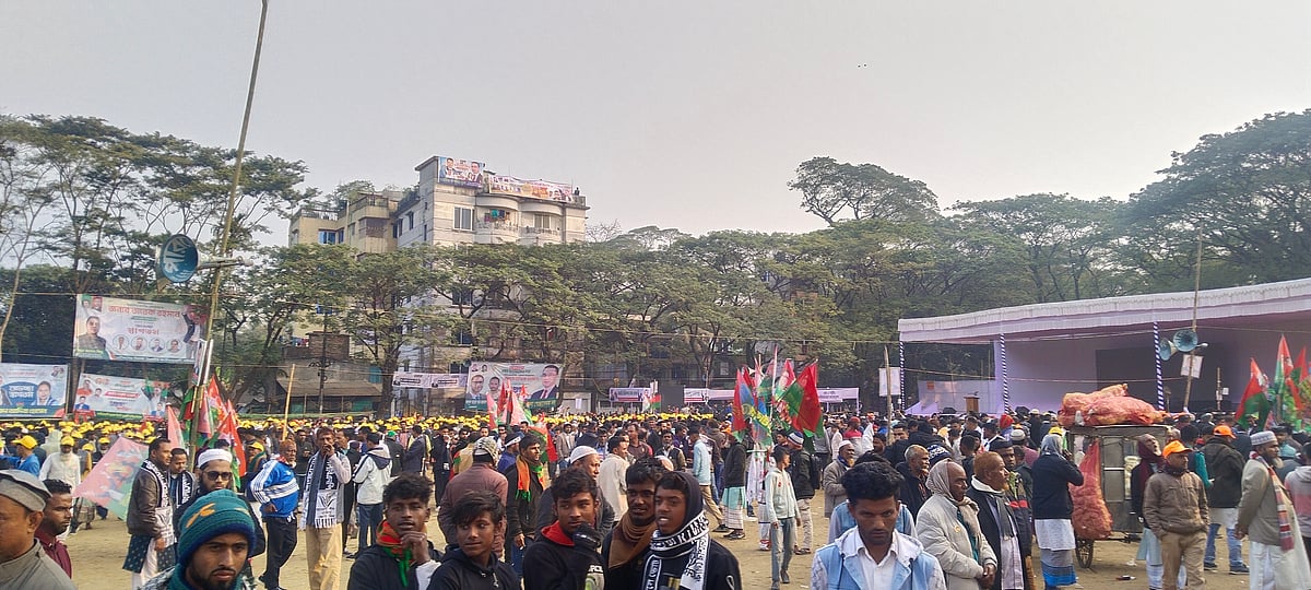 সিলেটে বিএনপির নির্বাচনী জনসভায় হাজির হচ্ছেন দলের নেতা–কর্মীরা। আজ সকালে নগরের চৌহাট্টায়