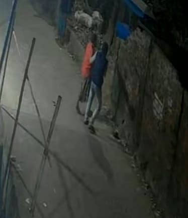 অটোরিকশা চালক খোরশেদ আলমকে(গোলাপি শার্ট) টেনে নিয়ে যাচ্ছেন এক ব্যক্তি। এর কিছুক্ষণ পর তাঁকে পিটিয়ে হত্যা করা হয়। গতকাল রাতে নগরের বায়েজিদ বোস্তামী এলাকার মিদ্দা পাড়ায়