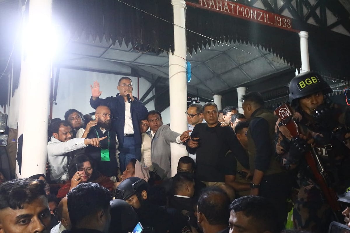 সিলেটের দক্ষিণ সুরমার সিলাম ইউনিয়নের বিরাইমপুর গ্রামে শ্বশুরবাড়িতে উপস্থিত দলীয় নেতা–কর্মী ও সমবেত জনগণের উদ্দেশে বক্তব্য দেন তারেক রহমান। গতকাল বুধবার দিবাগত রাত পৌনে একটায়