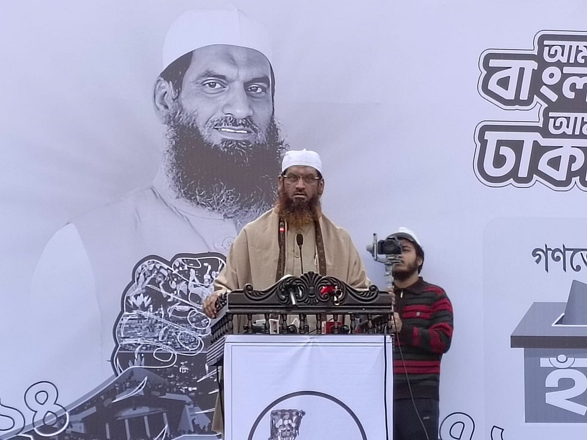 নির্বাচনী জনসভায় বক্তব্য দেন বাংলাদেশ খেলাফত মজলিসের আমির মাওলানা মামুনুল হক। রাজধানীর মোহাম্মদপুরে। ২২ জানুয়ারি ২০২৬