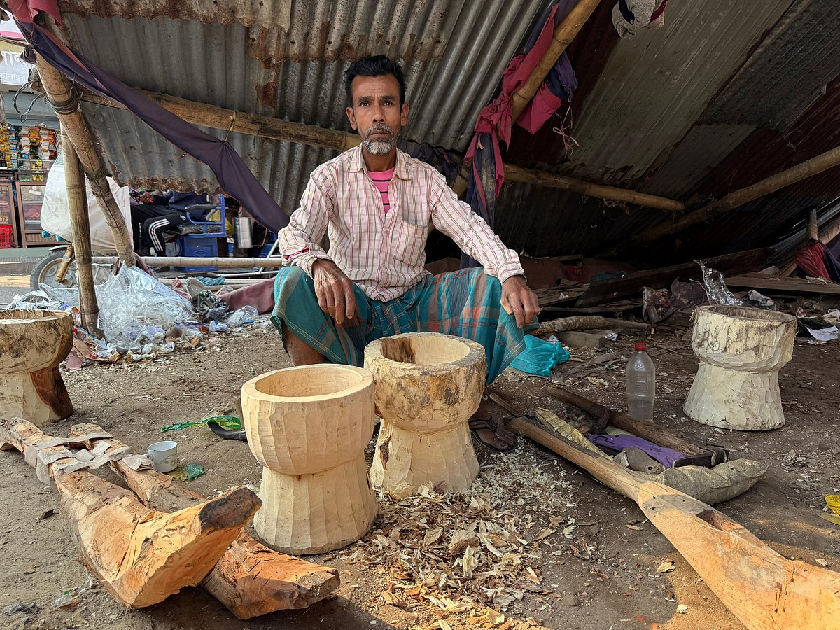 কাঠের লাঙল আর ধান-চাল ভানার গাইল তৈরি করে বিক্রি করেন ইউসুফ মিয়া