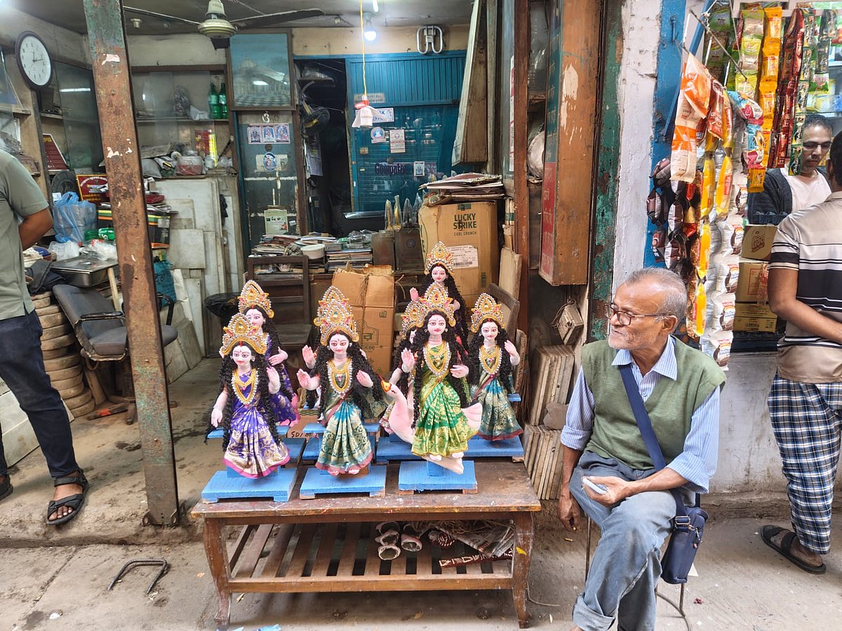 দোকানের সামনে সাজিয়ে রাখা হয়েছে দেবী সরস্বতীর প্রতিমা। শাঁখারীবাজার, ঢাকা। ২২ জানুয়ারি ২০২৬