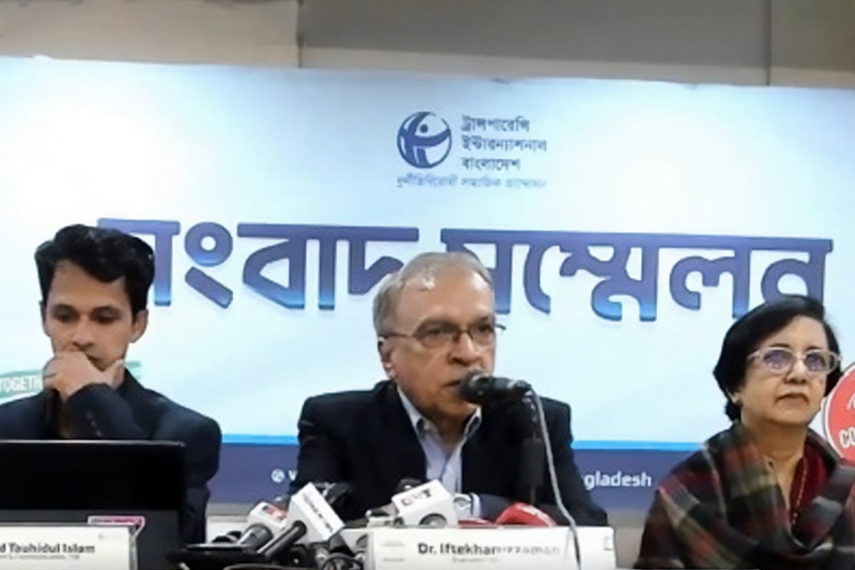 রাজধানীর ধানমন্ডিতে টিআইবির কার্যালয়ে আয়োজিত সংবাদ সম্মেলন। আজ বৃহস্পতিবার