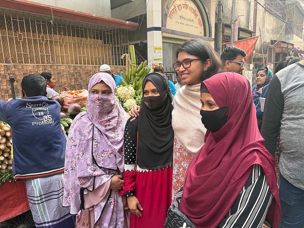 তিন বান্ধবী ছবি তোলেন তাসনিম জারার সঙ্গে। আজ বৃহস্পতিবার সকালে খিলগাঁও থানাধীন দক্ষিণ গোড়ানের বাগানবাড়ি বাজার এলাকায় নির্বাচনী প্রচার শুরু করেন তাসনিম জারা