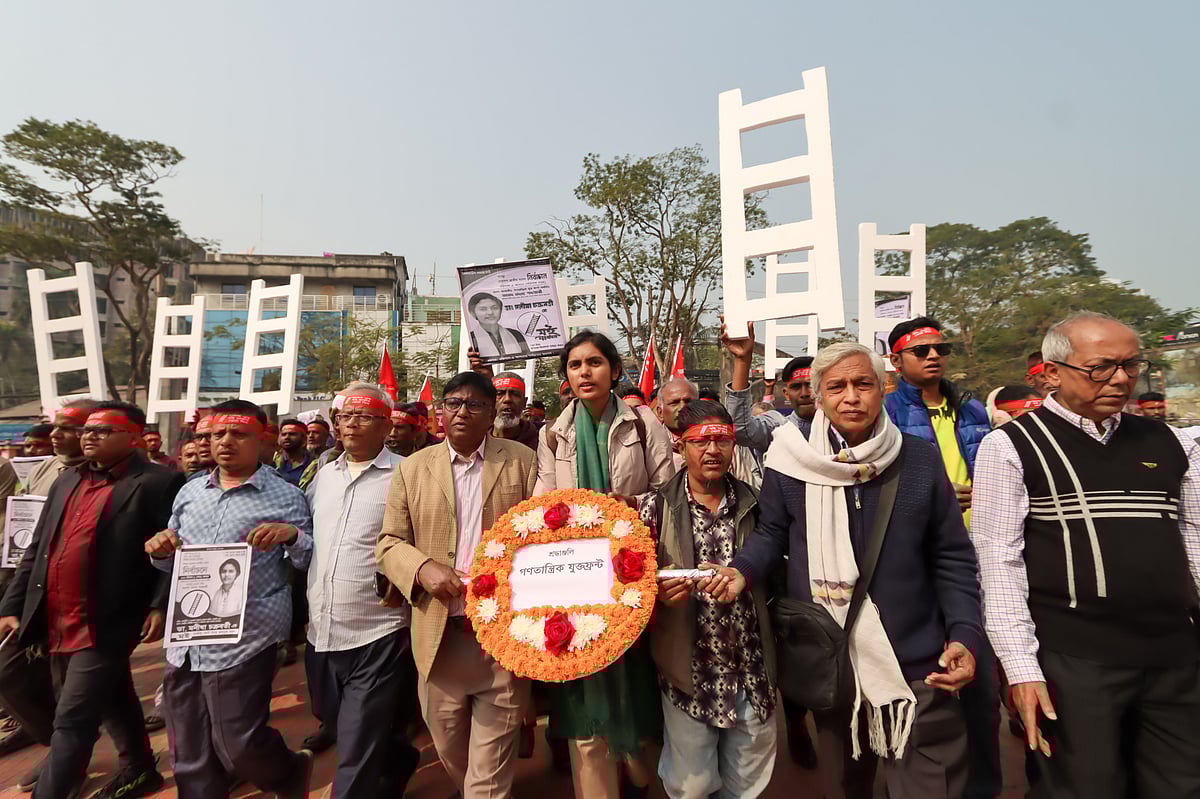 নির্বাচনী প্রচারণার শুরুতে বরিশাল কেন্দ্রীয় শহীদ মিনারে মুক্তিযুদ্ধের বীর শহীদদের প্রতি শ্রদ্ধা নিবেদন করেন বাসদ মনোনীত ও গণতান্ত্রিক যুক্তফ্রন্ট–সমর্থিত প্রার্থী মনীষা চক্রবর্তী। আজ দুপুরে তোলা