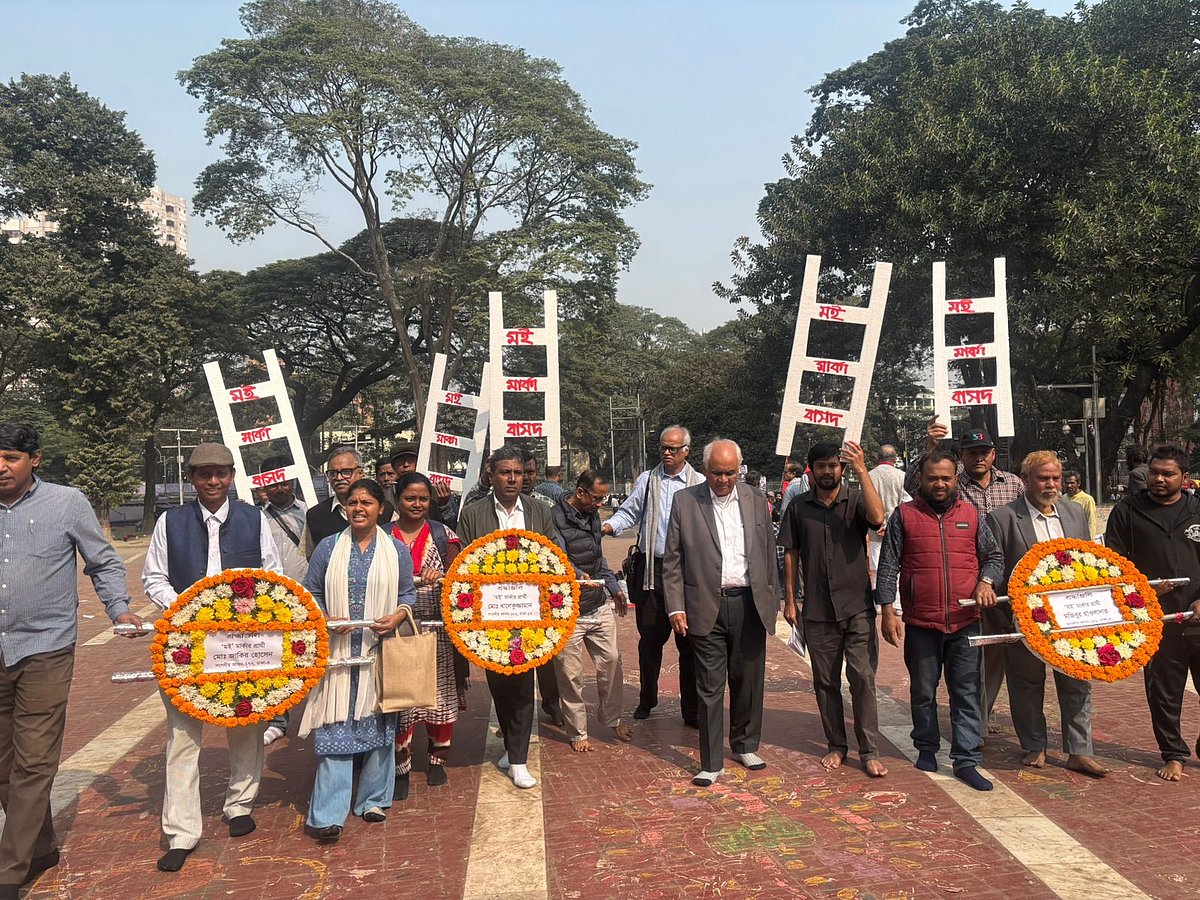 কেন্দ্রীয় শহীদ মিনারে ফুল দিয়ে শ্রদ্ধা নিবেদনের মাধ্যমে নির্বাচনী প্রচার শুরু করে গণতান্ত্রিক যুক্তফ্রন্ট। ২২ জানুয়ারি ২০২৬, ঢাকা