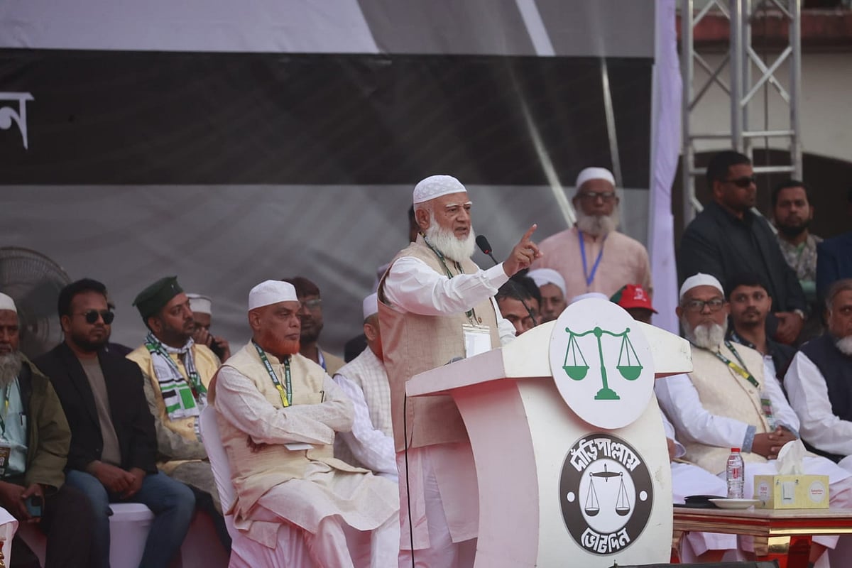 নির্বাচনী জনসভায় জামায়াতে ইসলামীর আমির শফিকুর রহমান। আজ বৃহস্পতিবার বিকেলে রাজধানীর মিরপুরের আদর্শ স্কুল মাঠে