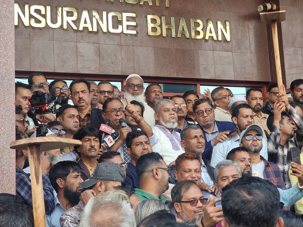 নির্বাচনী প্রচার শুরু করেছে ঢাকা-১২ আসনে বিএনপি জোটের প্রার্থী বিপ্লবী ওয়ার্কার্স পার্টির সাধারণ সম্পাদক সাইফুল হক। কারওয়ান বাজার, ঢাকা, ২২ জানুয়ারি ২০২৬