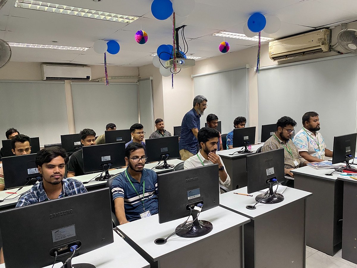 আইটি স্কলারশিপ প্রোগ্রাম তথ্যপ্রযুক্তির বিভিন্ন খাতের চাকরির বাজার অনুযায়ী কোর্সগুলোর ডিজাইন করা