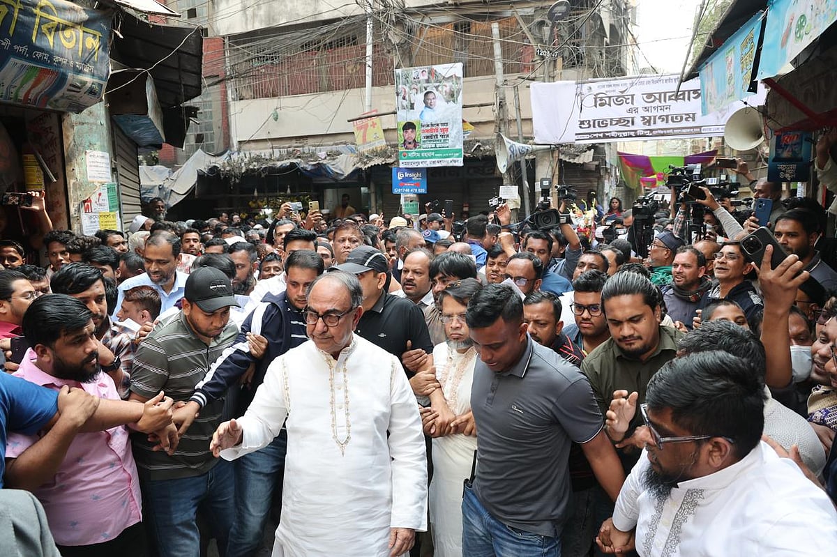 নির্বাচনী প্রচারের প্রথম দিনে পায়ে হেঁটে গণসংযোগ করছেন ঢাকা-৮ আসনে বিএনপির প্রার্থী মির্জা আব্বাস। আজ বৃহস্পতিবার সকালে মালিবাগের শান্তিবাগ এলাকায়