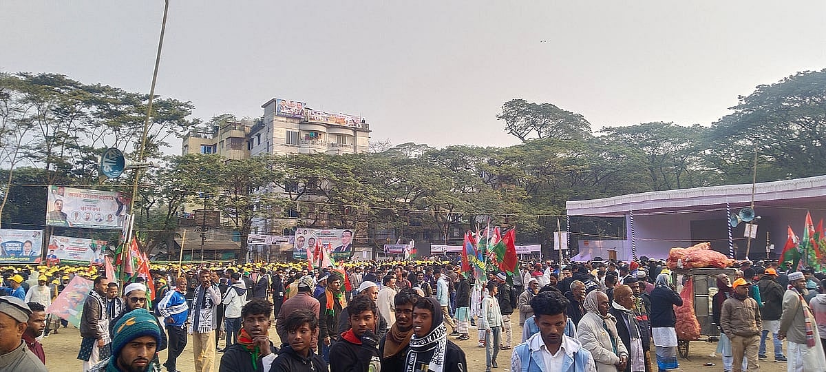 সিলেটে বিএনপির নির্বাচনী জনসভায় হাজির হচ্ছেন দলের নেতা–কর্মীরা। আজ সকালে নগরের চৌহাট্টায়