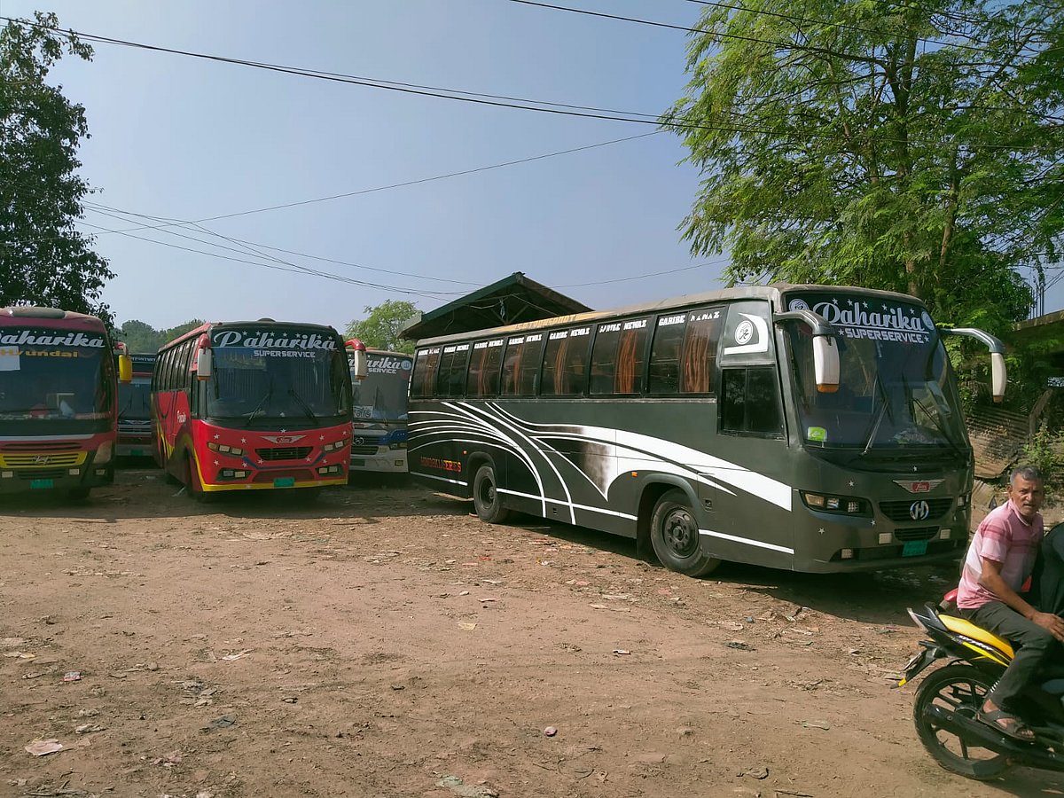 রাঙামাটি থেকে ঢাকা–চট্টগ্রামসহ বিভিন্ন দূরপাল্লার রুটে ছাড়েনি কোনো বাস। আজ সকালে শহরের ফিশারিঘাট বাস টার্মিনালে অলস দাঁড়িয়ে থাকা বাসের সারি