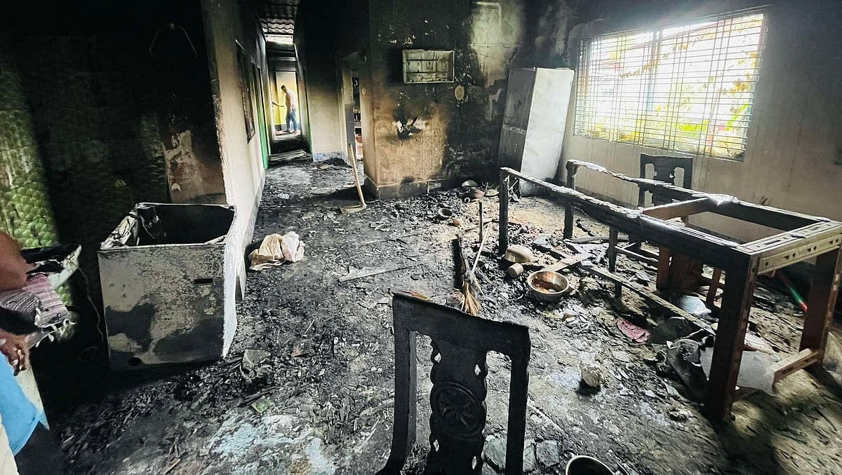 ২০২৪ সালের ৫ আগস্ট বিকেলে ঠাকুরগাঁও পৌরসভার সাবেক কাউন্সিলর একরামুদ্দৌলার বাড়িতে আগুন দেওয়া হয়