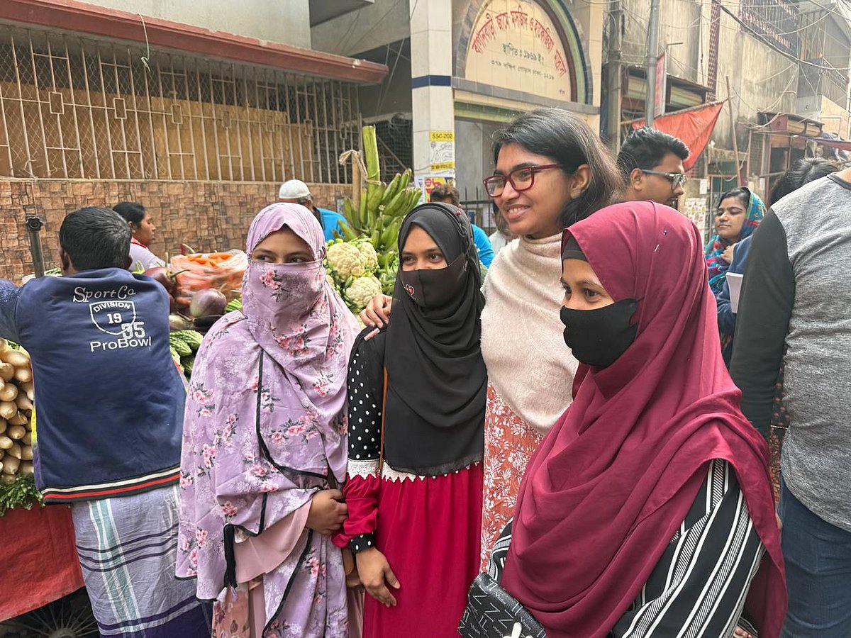 তিন বান্ধবী ছবি তোলেন তাসনিম জারার সঙ্গে। আজ বৃহস্পতিবার সকালে খিলগাঁও থানাধীন দক্ষিণ গোড়ানের বাগানবাড়ি বাজার এলাকায় নির্বাচনী প্রচার শুরু করেন তাসনিম জারা