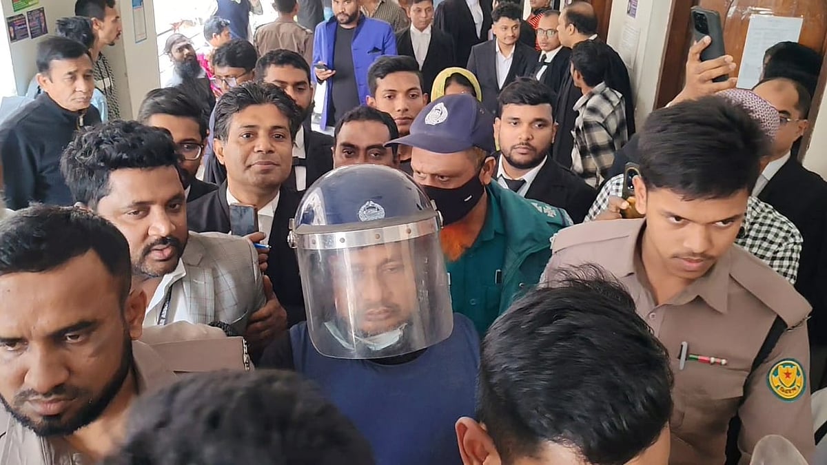 কামরুল হাসান রিপনকে আজ বৃহস্পতিবার ঢাকার মেট্রোপলিটন ম্যাজিস্ট্রেট আদালতে হাজির করা হয়