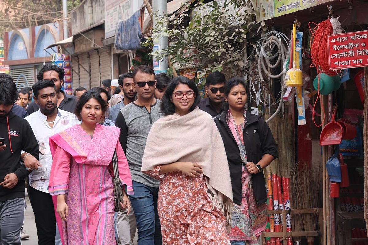 ঢাকা–৯ আসনের দক্ষিণ গোড়ানের বাগানবাড়ি বাজার এলাকায় ভোটের প্রচারে স্বতন্ত্র প্রার্থী তাসনিম জারা