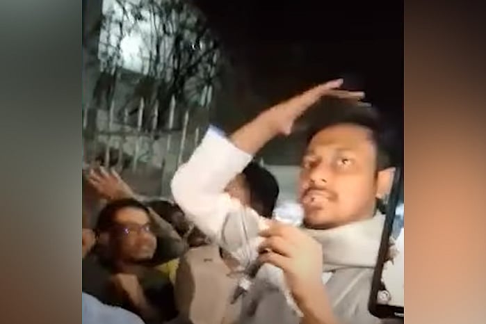 এনসিপি নেতা নাসীরুদ্দীন পাটওয়ারীর নির্বাচনী পথসভায় ময়লা পানি ও ডিম নিক্ষেপ করা হয়েছে। আজ শুক্রবার সন্ধ্যায় রাজধানীর সিদ্ধেশ্বরী এলাকায় এ ঘটনা ঘটে