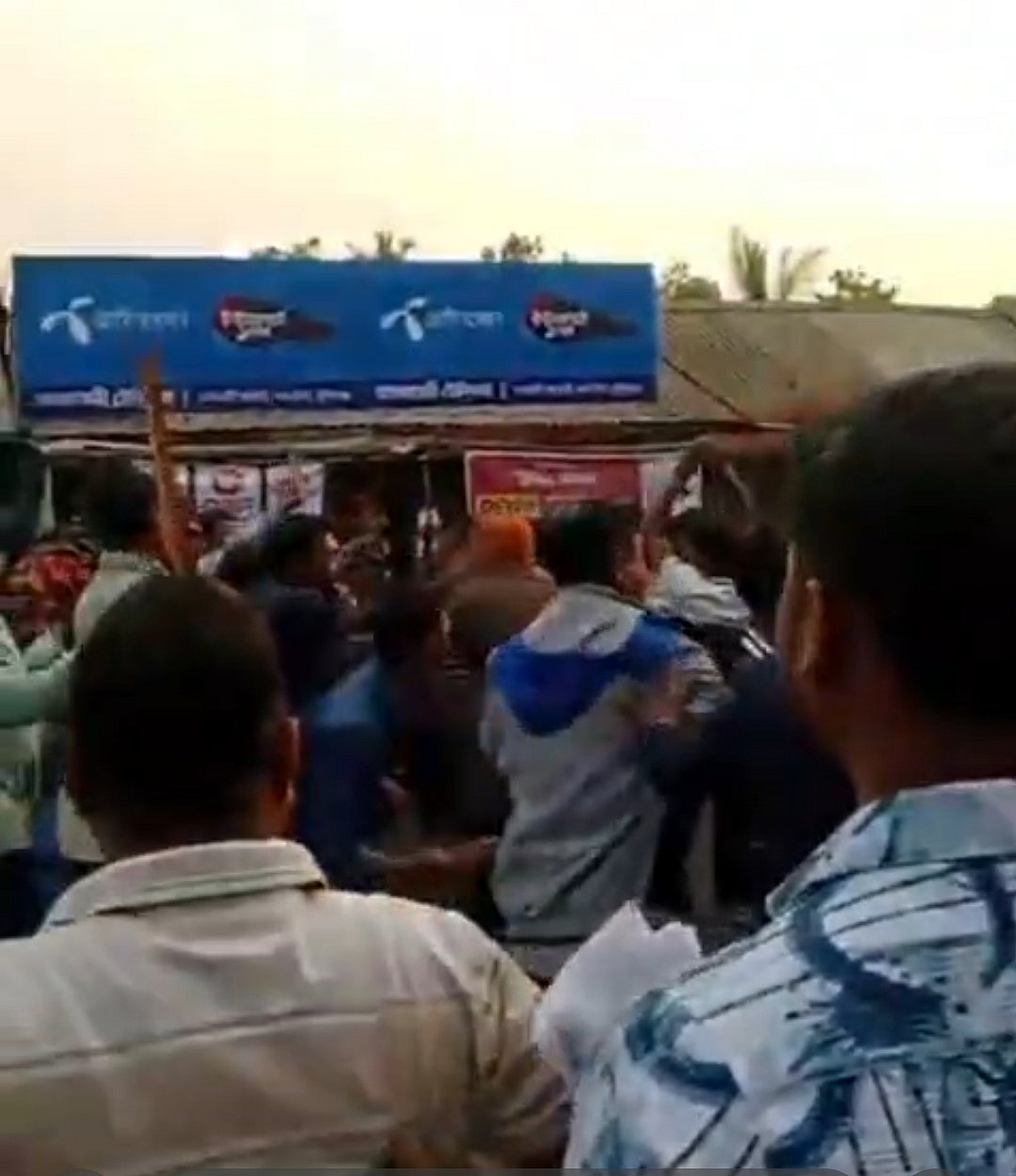 মুন্সিগঞ্জ-৩ আসনের স্বতন্ত্র প্রার্থীর সমর্থকদের মিছিলে হামলা। শুক্রবার বিকেল পৌনে পাঁচটার দিকে মুন্সিগঞ্জের গজারিয়া উপজেলার গজারিয়া ইউনিয়নের সোনালি মার্কেট এলাকায়