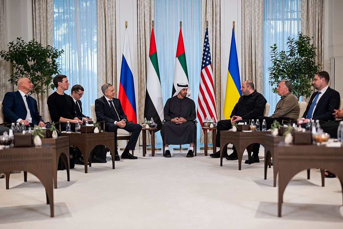 সংযুক্ত আরব আমিরাতের প্রেসিডেন্ট শেখ মোহাম্মদ বিন জায়েদ আল নাহিয়ান (মাঝে) ত্রিপক্ষীয় বৈঠকে অংশ নেওয়া যুক্তরাষ্ট্র, রাশিয়া ও ইউক্রেনের প্রতিনিধিদের উদ্দেশে কথা বলছেন। আল শাতি প্রাসাদ, আবুধাবি, ২৩ জানুয়ারি ২০২৬