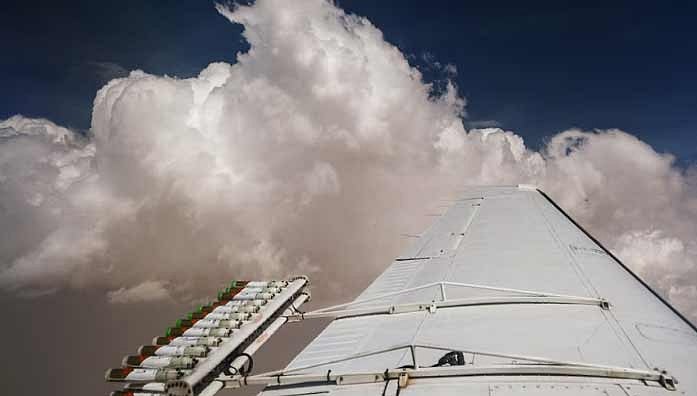 সংযুক্ত আরব আমিরাতের আবুধাবি জাতীয় আবহাওয়া কেন্দ্র পরিচালিত ক্লাউড সিডিং ফ্লাইটে যুক্ত করা হয়েছে হাইগ্রোস্কপিক ফ্লেয়ার