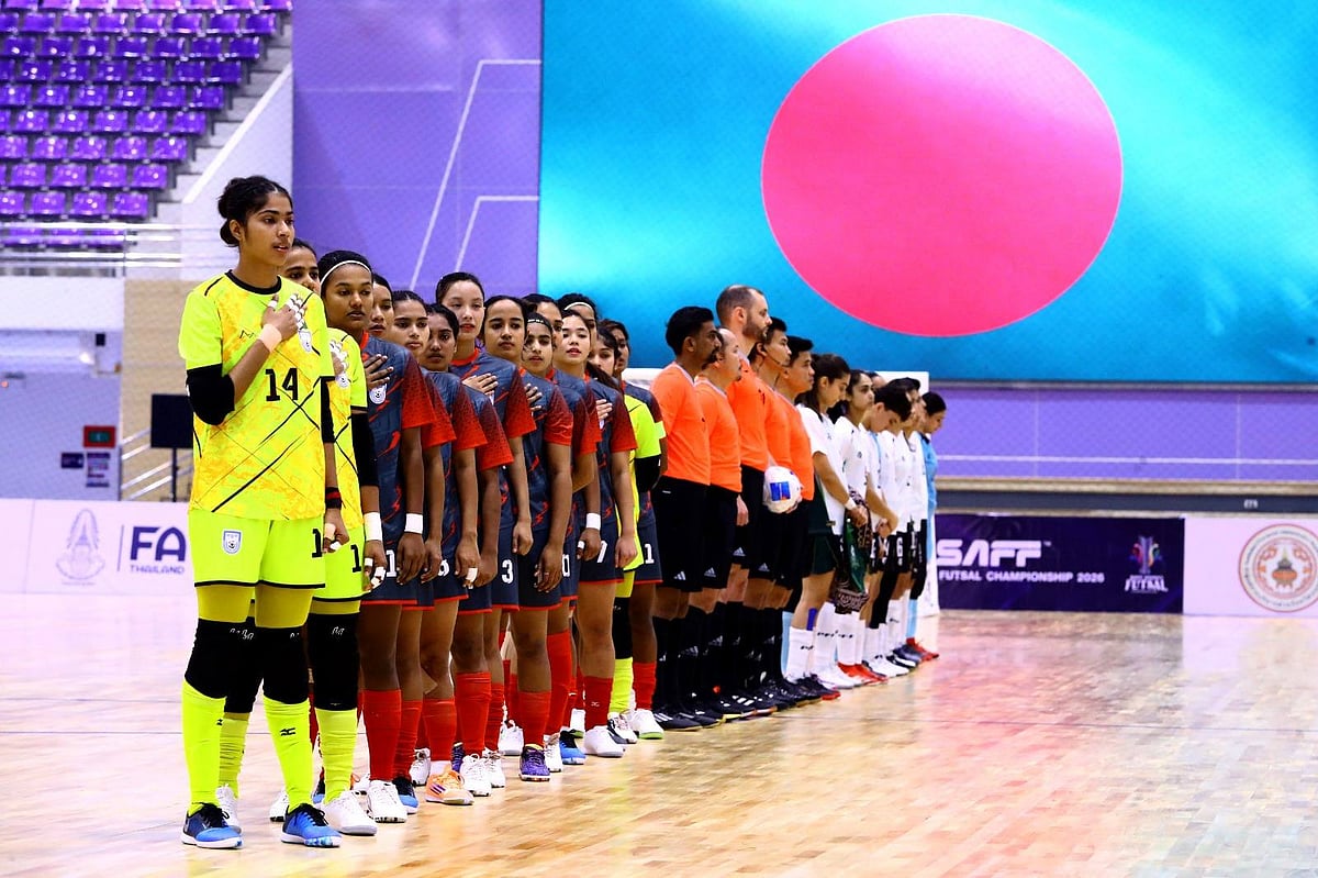 ম্যাচ শুরুর আগে টার্ফে দুই দল