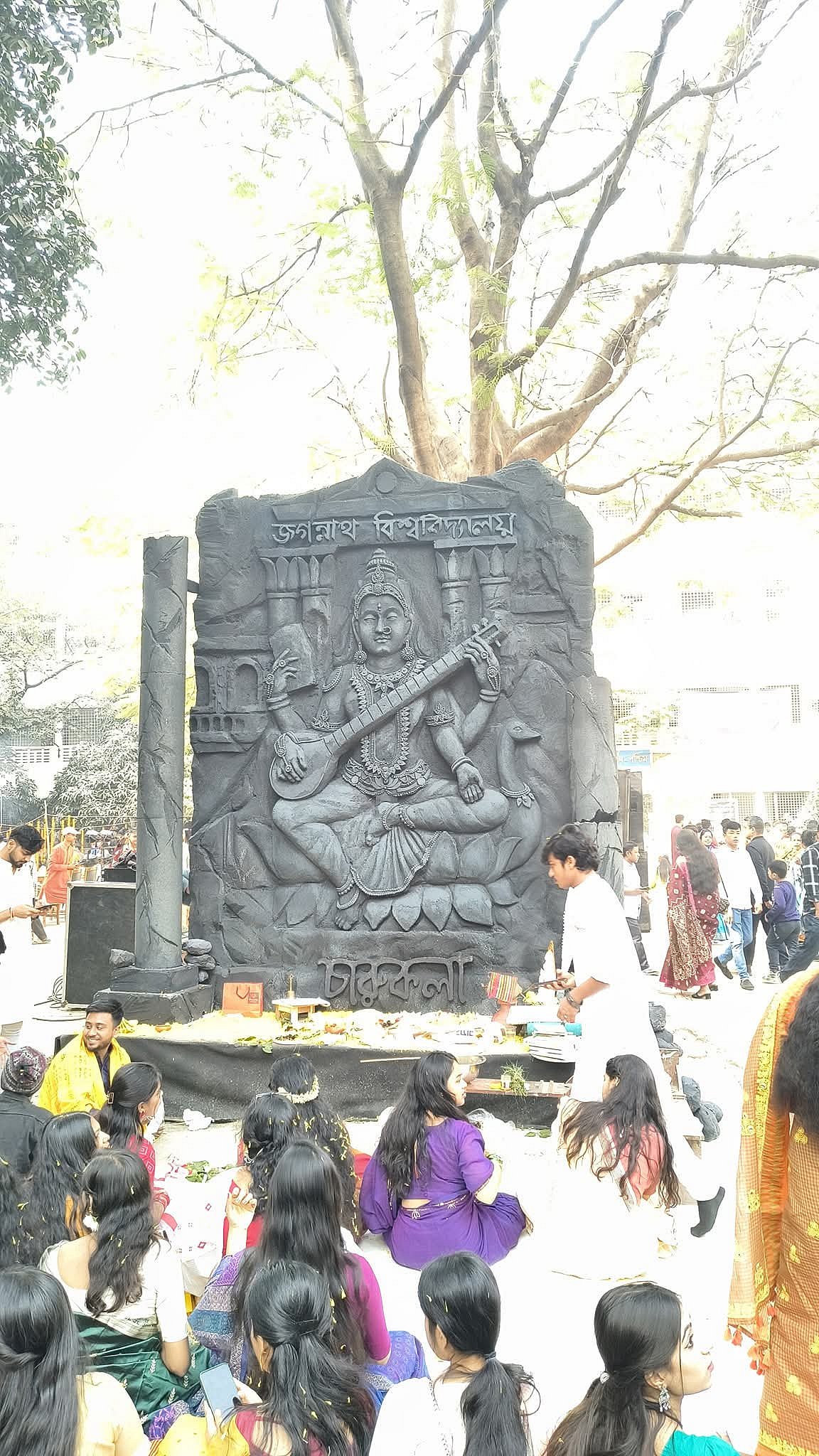 জগন্নাথ বিশ্ববিদ্যালয়ের ক্যাম্পাসে উদ্‌যাপিত হয় সরস্বতীপূজা। চারুকলা অনুষদের সামনে, ২৩ জানুয়ারি ২০২৬