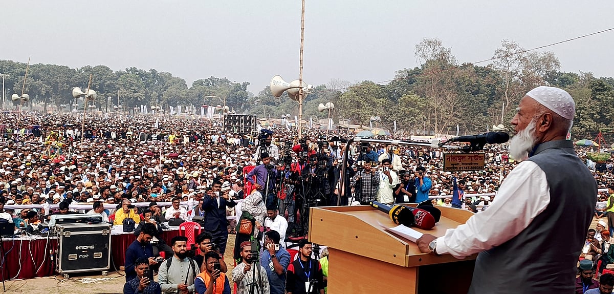 দিনাজপুরে ১০ দলীয় ঐক্যের জনসভায় বক্তব্য দিচ্ছেন জামায়াতের আমির শফিকুর রহমান। শুক্রবার বিকেলে দিনাজপুর গোর-এ-শহীদ বড় ময়দানে