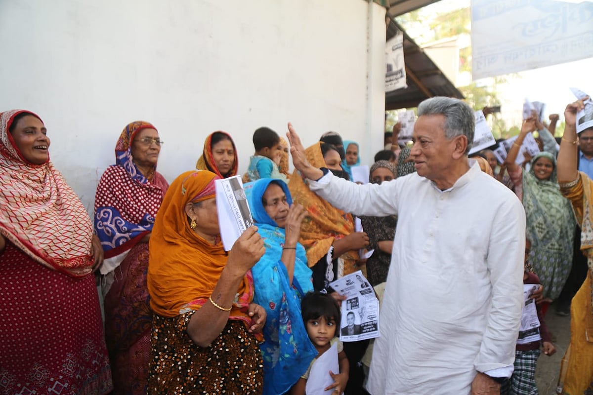 চট্টগ্রাম–১১ আসনের দক্ষিণ পতেঙ্গা ওয়ার্ডে আজ গণসংযোগ করেন বিএনপির প্রার্থী আমীর খসরু মাহমুদ চৌধুরী