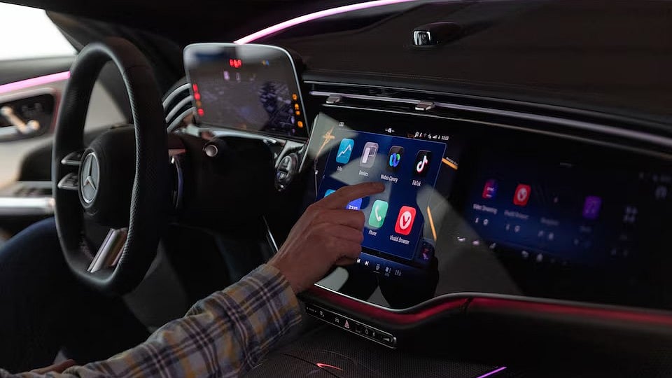 গাড়িতে থাকা স্পর্শনির্ভর পর্দাযুক্ত ড্যাশবোর্ড বিলাসিতার প্রতীক হলেও বিশেষজ্ঞরা এখন এটিকে জীবনের জন্য বড় হুমকি হিসেবে বর্ণনা করছেন