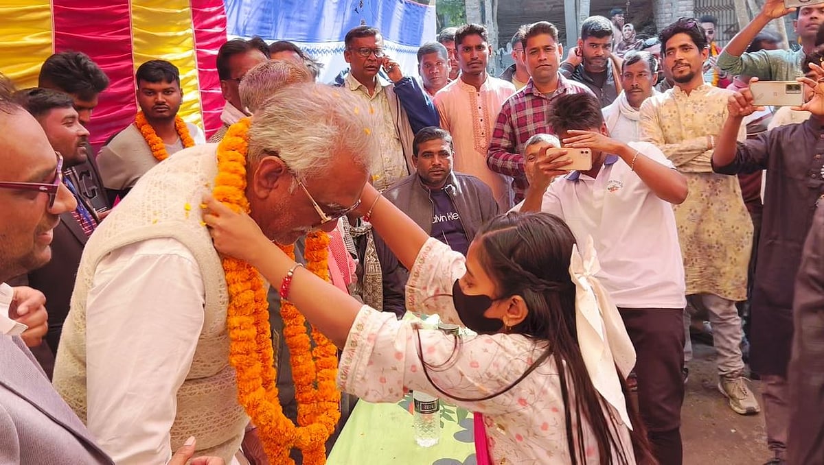 নির্বাচনে প্রচারণার প্রথম দিনে রাজশাহীর বিভিন্ন পথসভায় নারীরা বিএনপি প্রার্থীকে ফুলের মালা দিয়ে বরণ করে নিয়েছেন। গতকাল বৃহস্পতিবার