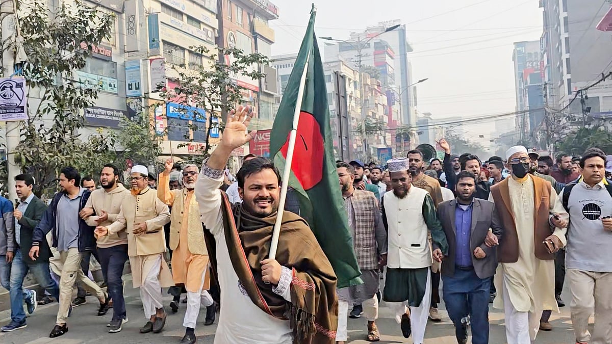 নির্বাচনী প্রচারের দ্বিতীয় দিনে উত্তরা ১২ নম্বর সেক্টরে পথসভায় বক্তব্য দেন ঢাকা-১৮ আসনে ১০–দলীয় নির্বাচনী ঐক্যের প্রার্থী আরিফুল ইসলাম আদীব। উত্তরা, ঢাকা; ২৩ জানুয়ারি, ২০২৬