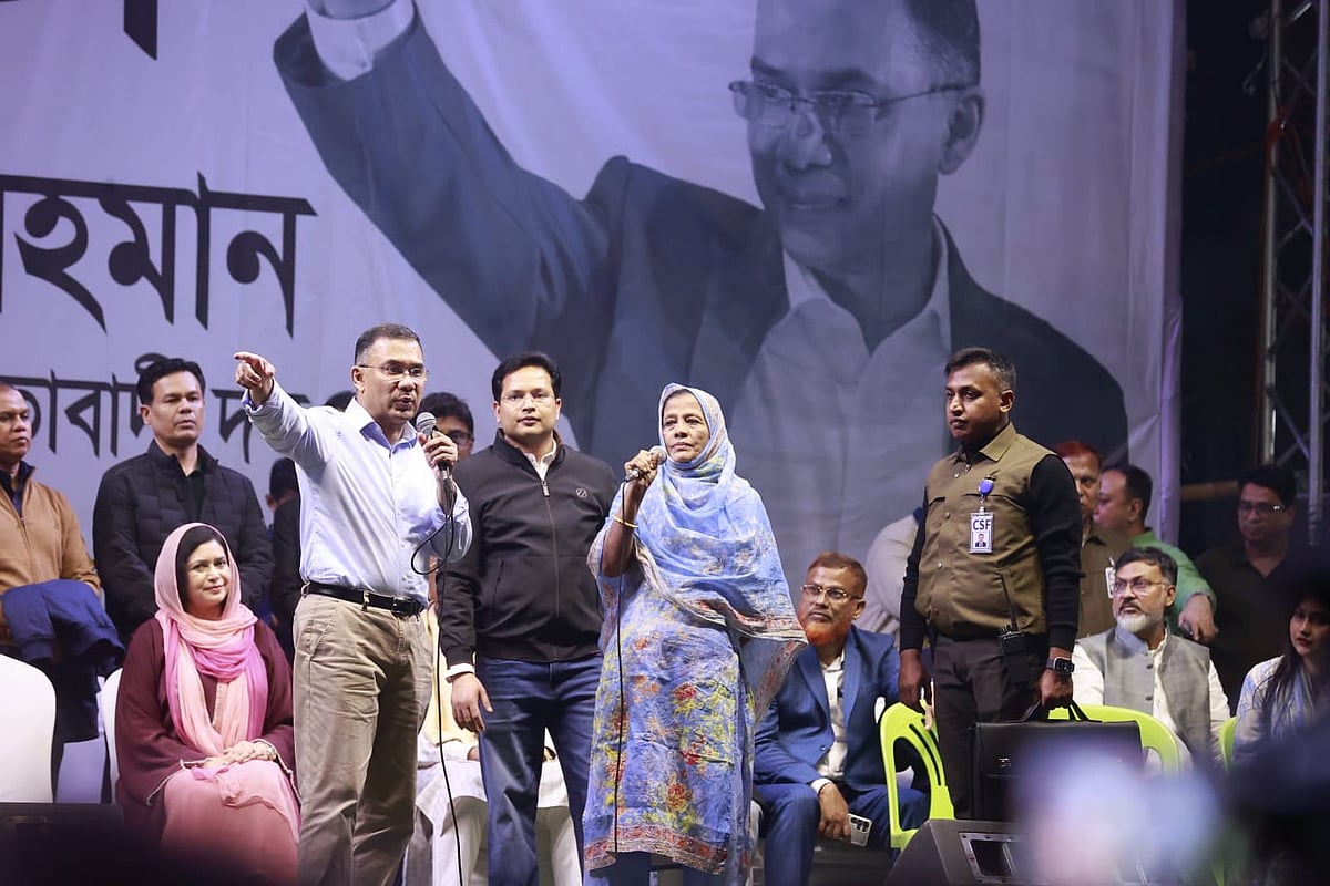 ঢাকা–১৭ আসনের ভাষানটেক বিআরবি মাঠের জনসভায় মঞ্চে উঠেই স্থানীয় কয়েকজনকে দর্শকসারি থেকে ডেকে নেন তারেক রহমান। তাঁদের কাছ থেকে শোনেন এলাকার সমস্যার কথা