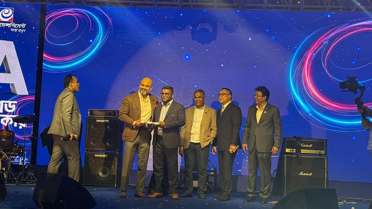 কনফিডেন্স সিমেন্ট ঢাকার নতুন কারখানায় উৎপাদিত সিমেন্টের বাজারজাতকারণ কার্যক্রমের উদ্বোধনী অনুষ্ঠানে র‍্যাফল ড্রয়ে বিজয়ীদের হাতে পুরস্কার তুলে দেন কোম্পানিটির শীর্ষ কর্মকর্তারা। আজ শুক্রবার রাতে রাজধানীর বনানীর শেরাটন হোটেলে