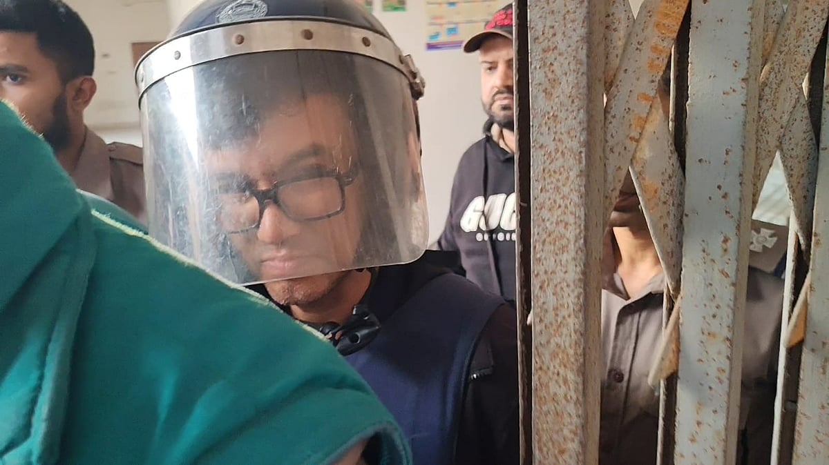 গ্রেপ্তার পবিত্র কুমার বড়ুয়া। আজ শুক্রবার ঢাকার মেট্রোপলিটন ম্যাজিস্ট্রেট আদালতে