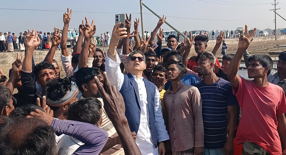 লবণ শ্রমিকদের সঙ্গে সেলফি তুলছেন বিএনপির স্থায়ী কমিটির সদস্য সালাহউদ্দিন আহমদ। আজ সকাল ১০টার দিকে কক্সবাজারের পেকুয়া উপজেলার মগনামা এলাকায়