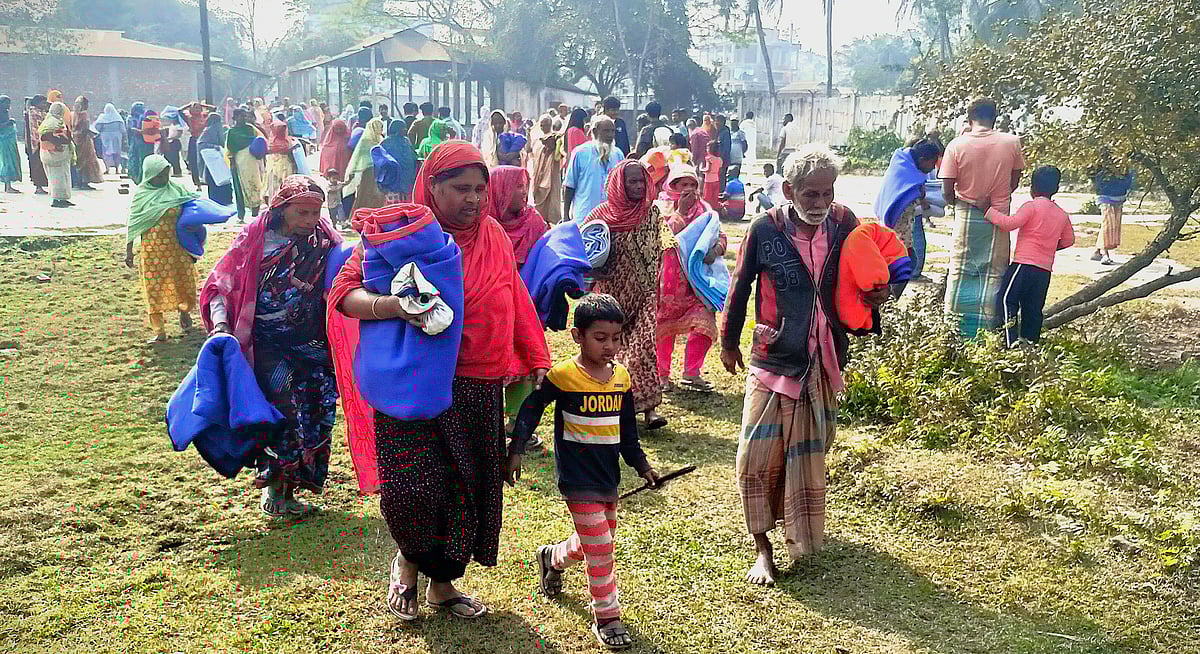 প্রথম আলো ট্রাস্টের উদ্যোগে শীতার্ত মানুষের মধ্যে কম্বল বিতরণ করা হয়েছে। আজ শুক্রবার সকালে জামালপুর শহরের মুকুন্দবাড়ি এলাকায়