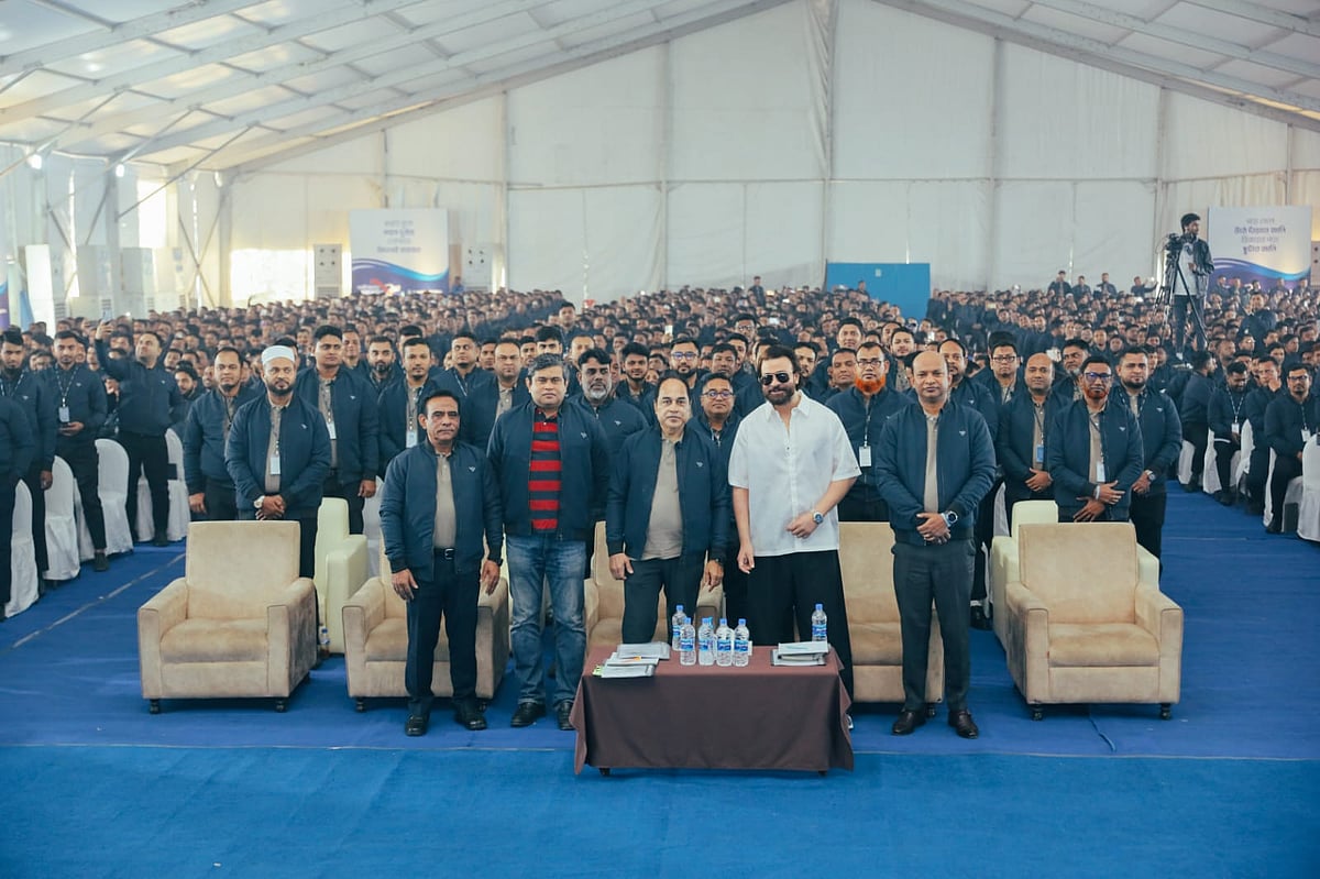 স্কয়ার টয়লেট্রিজের বার্ষিক বিক্রয় সম্মেলনে প্রতিষ্ঠানের এমডি অঞ্জন চৌধুরী, মেরিল পেট্রোলিয়াম জেলির ব্র্যান্ড অ্যাম্বাসেডর জনপ্রিয় নায়ক শাকিব খান প্রমুখ। সম্প্রতি কক্সবাজারের হোটেল সি প্যালেসে