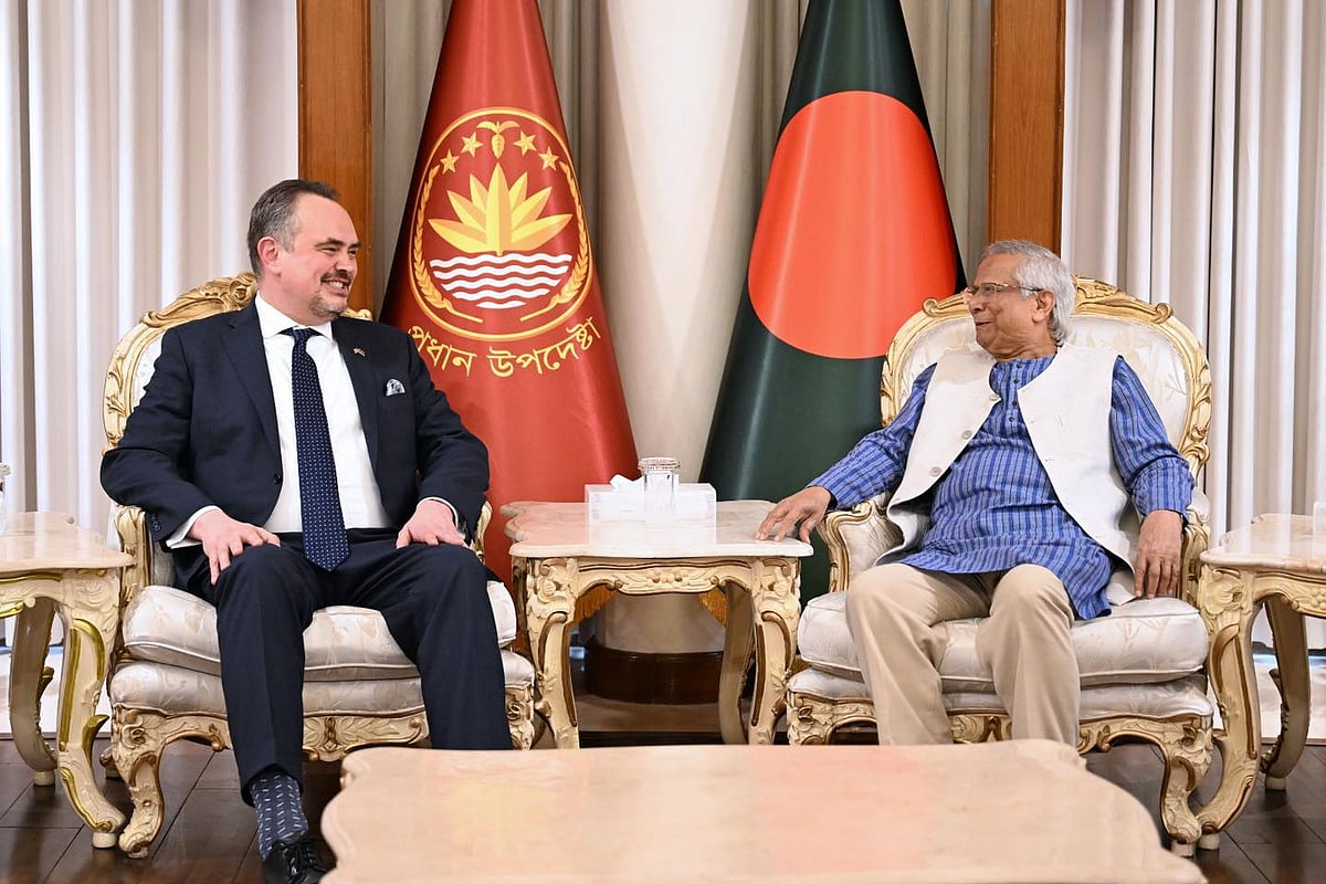 রাজধানীর রাষ্ট্রীয় অতিথি ভবন যমুনায় বাংলাদেশে সদ্য নিযুক্ত মার্কিন রাষ্ট্রদূত ব্রেন্ট ক্রিস্টেনসেন গতকাল বৃহস্পতিবার প্রধান উপদেষ্টা অধ্যাপক মুহাম্মদ ইউনূসের সঙ্গে সৌজন্য সাক্ষাৎ করেন