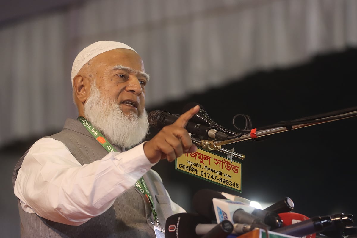 রংপুরে নির্বাচনী জনসভায় বক্তব্য দিচ্ছেন জামায়াতে ইসলামীর আমির শফিকুর রহমান। শুক্রবার সন্ধ্যায় রংপুর পাবলিক লাইব্রেরি মাঠে