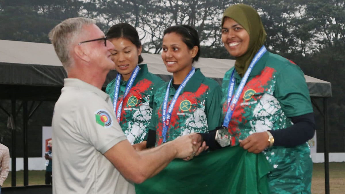 রিকার্ভ নারী দলগত বিভাগে রুপাজয়ী বাংলাদেশ সেনাবাহিনীর খেলোয়াড়দের পদক পরিয়ে দিলেন বাংলাদেশ আর্চারি দলের প্রধান কোচ মার্টিন ফ্রেডরিখ