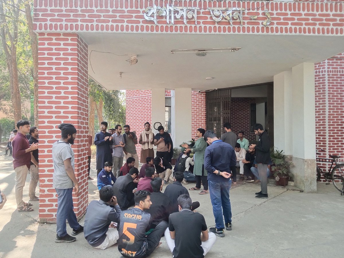 জাতীয় নির্বাচনের আগে শাকসু নির্বাচনের দাবিতে প্রার্থী ও শিক্ষার্থীদের বিক্ষোভ। আজ শনিবার দুপুরে শাহজালাল বিশ্ববিদ্যালয়ের প্রশাসন ভবন-১-এ