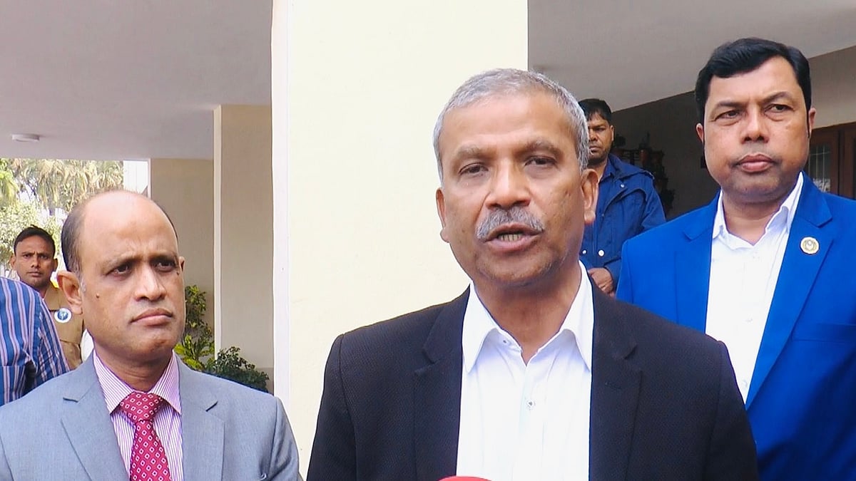 মাদারীপুরে ঝুঁকিপূর্ণ কয়েকটি ভোটকেন্দ্র পরিদর্শন শেষে সার্কিট হাউসে গণমাধ্যমকর্মীদের সঙ্গে কথা বলেন আইন উপদেষ্টা আসিফ নজরুল। আজ শনিবার