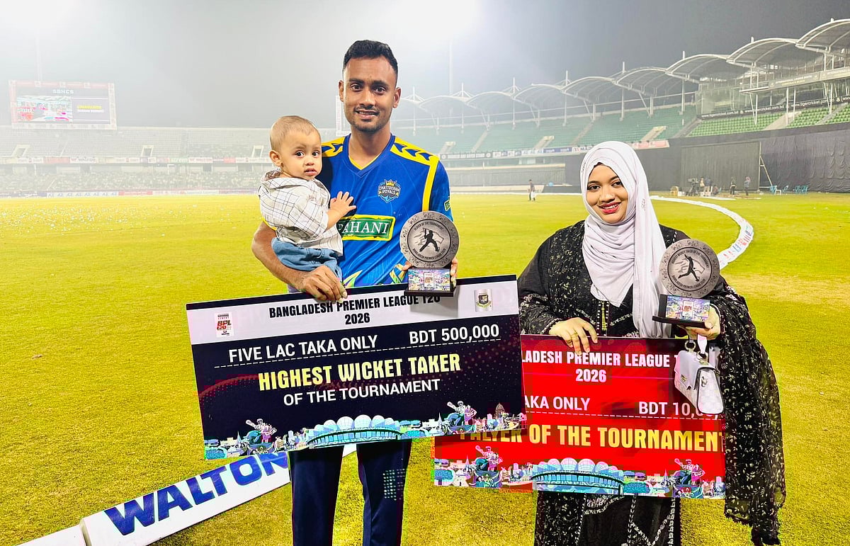 বিপিএল ফাইনালের পর পরিবারের সঙ্গে শরীফুল ইসলাম