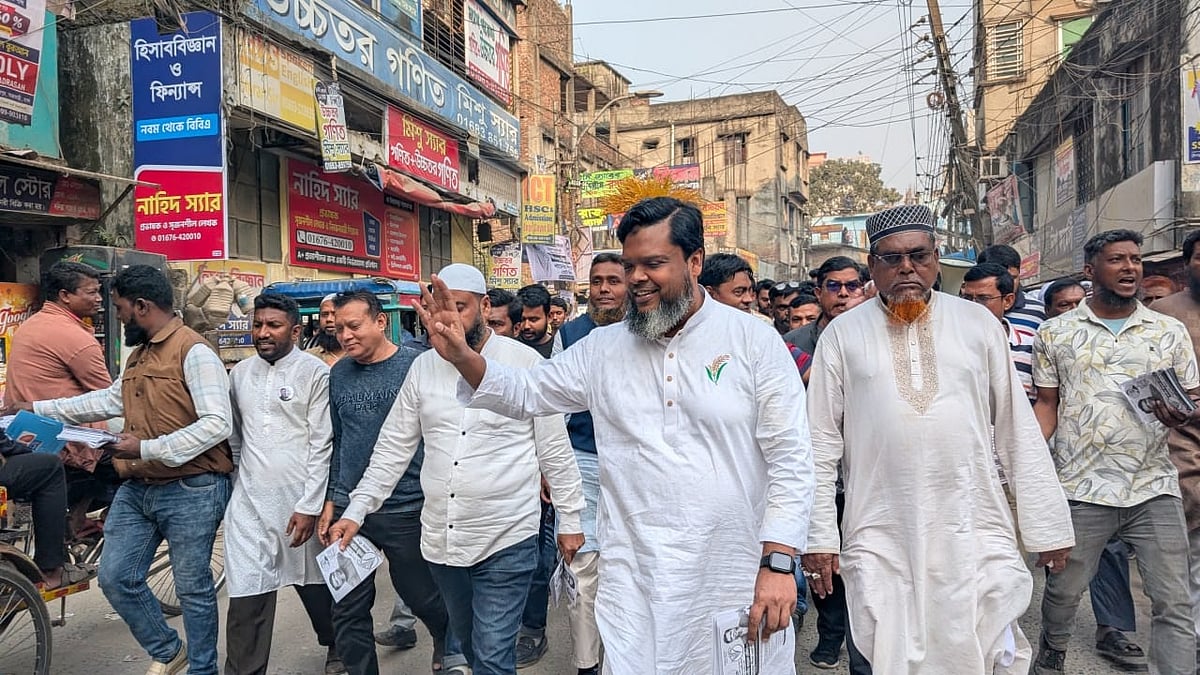 দিনভর কদমতলীর ৬১ নম্বর ওয়ার্ডে নির্বাচনী প্রচার চালান বিএনপি মনোনীত প্রার্থী তানভীর আহমেদ। ২৪ জানুয়ারি