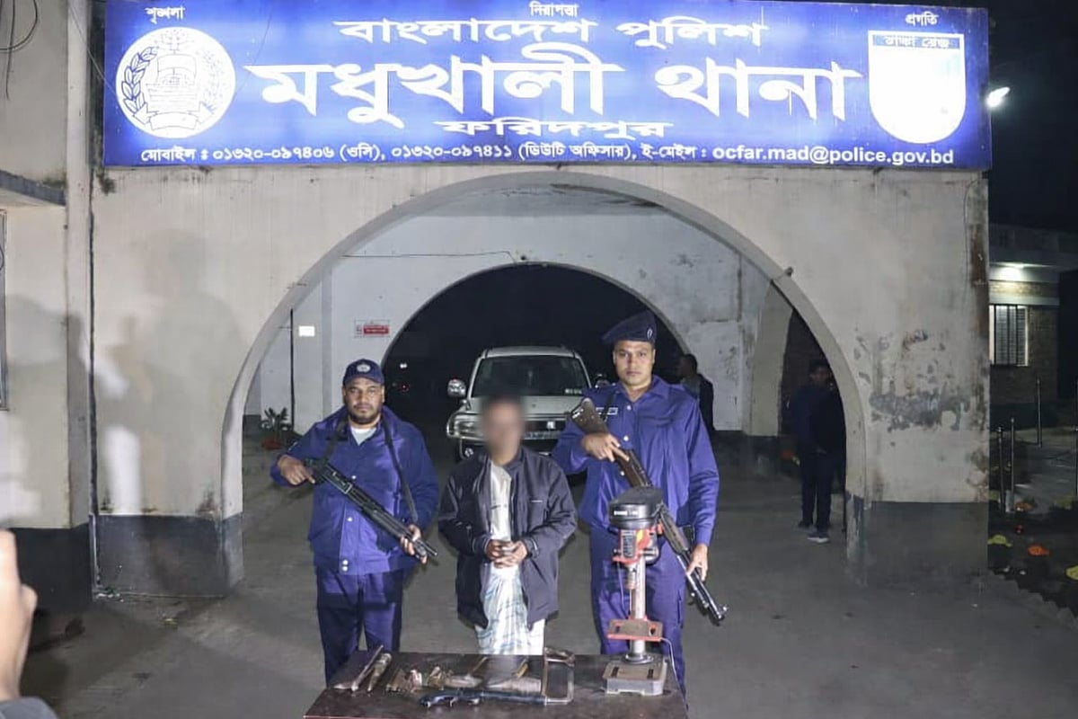 ফরিদপুরের মধুখালীতে অবৈধ অস্ত্র তৈরির কারখানায় সেনা অভিযানে একজনকে গ্রেপ্তার করা হয়