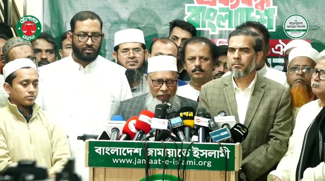 সাংবাদিকদের সঙ্গে কথা বলেন জামায়াতের সহকারী সেক্রেটারি জেনারেল এ টি এম মা’ছুম