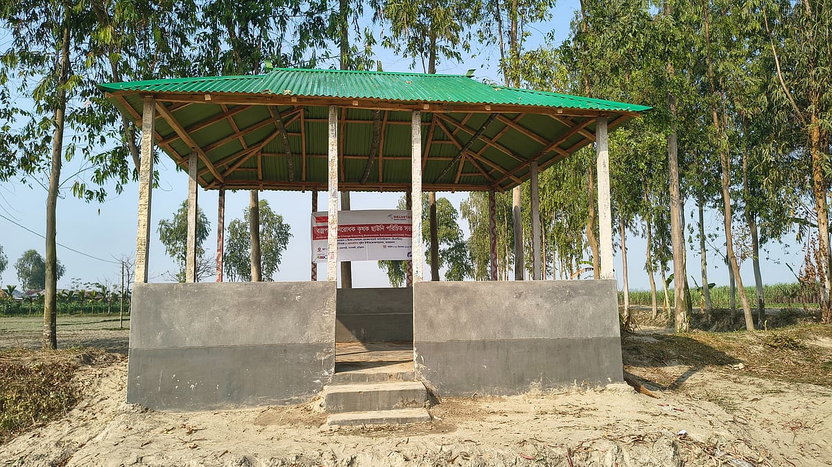 কুড়িগ্রামে বজ্রপাত ও ঝড়বৃষ্টির হাত থেকে বাঁচতে চরে কৃষকছাউনি তৈরি করা হয়েছে। জেলার নাগেশ্বরী উপজেলার বেরুবাড়ি ইউনিয়নের বলরামপুর এলাকায়