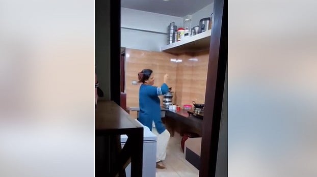 গান বাজিয়ে রান্নাঘরে আপন মনে নেচেই চলছেন মাসুমা আনোয়ার। মেয়ের করা এই ভিডিও ভাইরাল হয়েছে