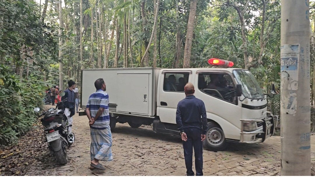 কারাবন্দী স্বামীকে দেখানোর জন্য অ্যাম্বুলেন্সযোগে মা-ছেলের মরদেহ নিয়ে যাওয়া হচ্ছে যশোর কারাগারে। শনিবার বিকেলে বাগেরহাট সদর উপজেলার সাবেকডাঙ্গা গ্রামে
