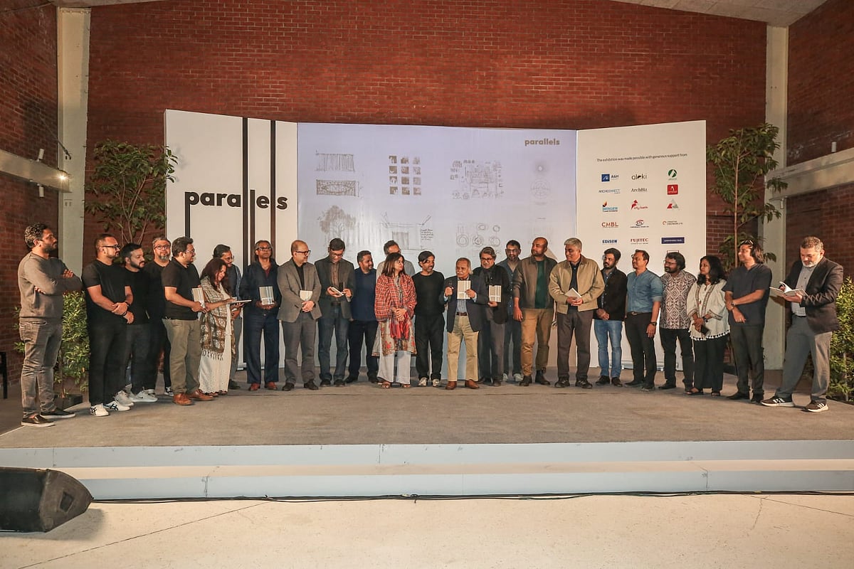 ‘প্যারালালস’ প্রদর্শনীর উদ্বোধনী অনুষ্ঠানে অংশগ্রহণকারী স্থপতি ও আয়োজকেরা। তেজগাঁও, ঢাকা। ২৪ জানুয়ারি ২০২৬